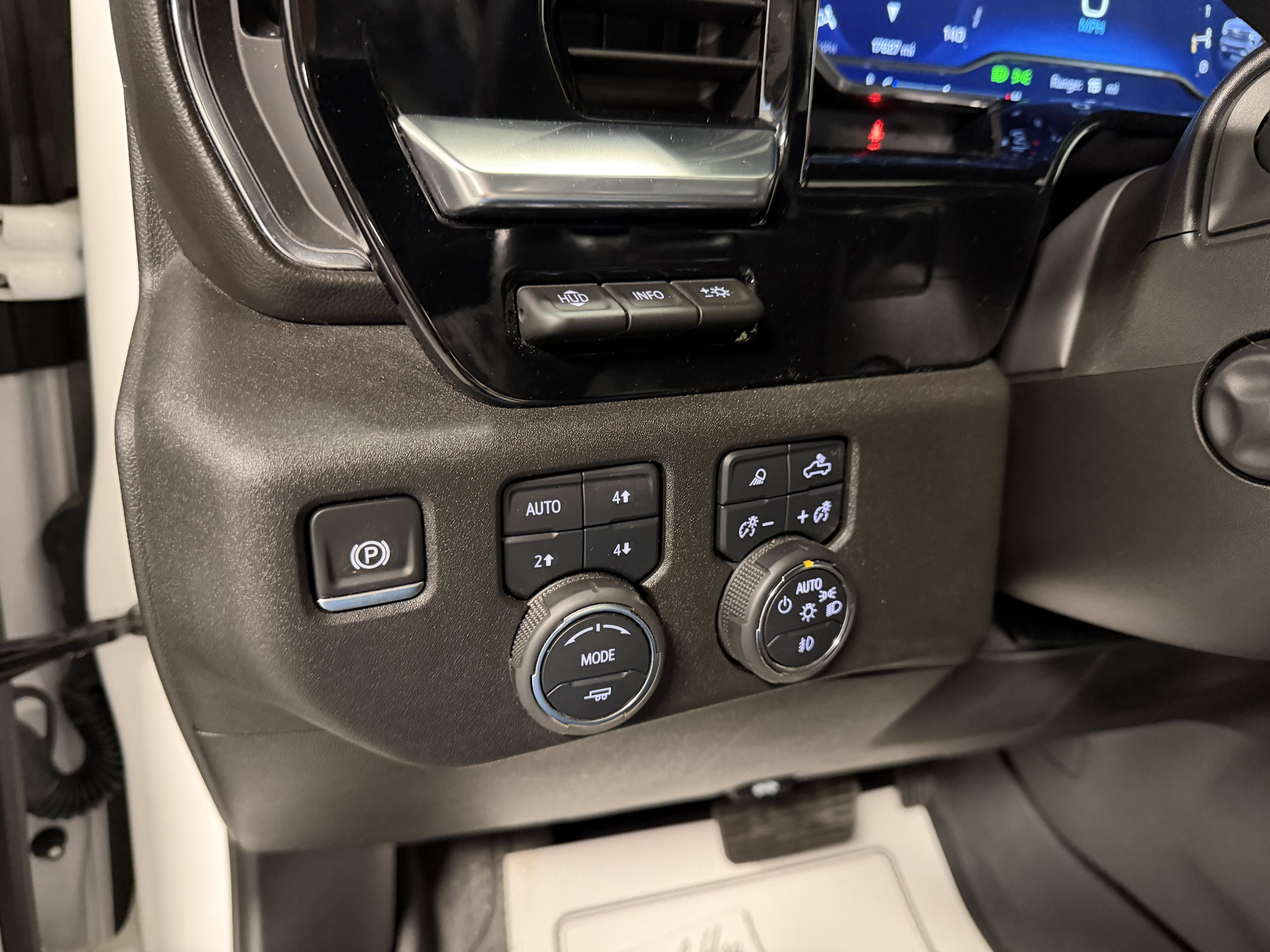 Used 2024 Chevrolet Silverado 1500 High Country w/ High Country Premium Package AWD/4WD image 22