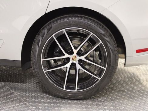 Certified 2026 Porsche Macan AWD/4WD image 16