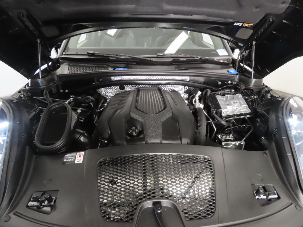 Certified 2025 Porsche Macan AWD/4WD image 50
