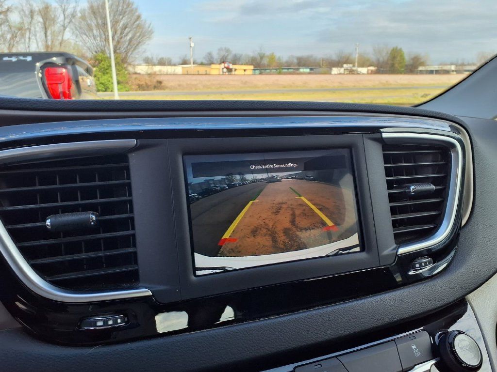 Used 2022 Chrysler Voyager LX FWD image 5