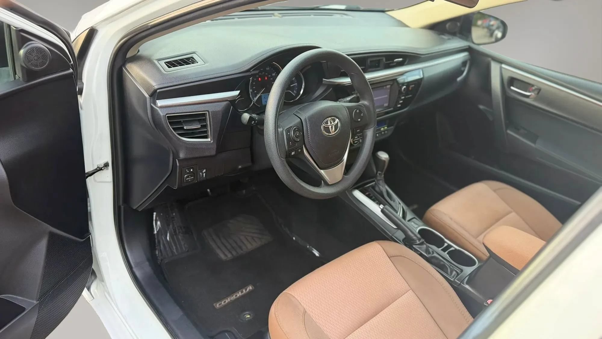 Used 2015 Toyota Corolla LE FWD image 12