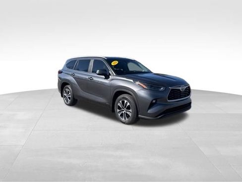 Certified 2024 Toyota Highlander XLE image 7
