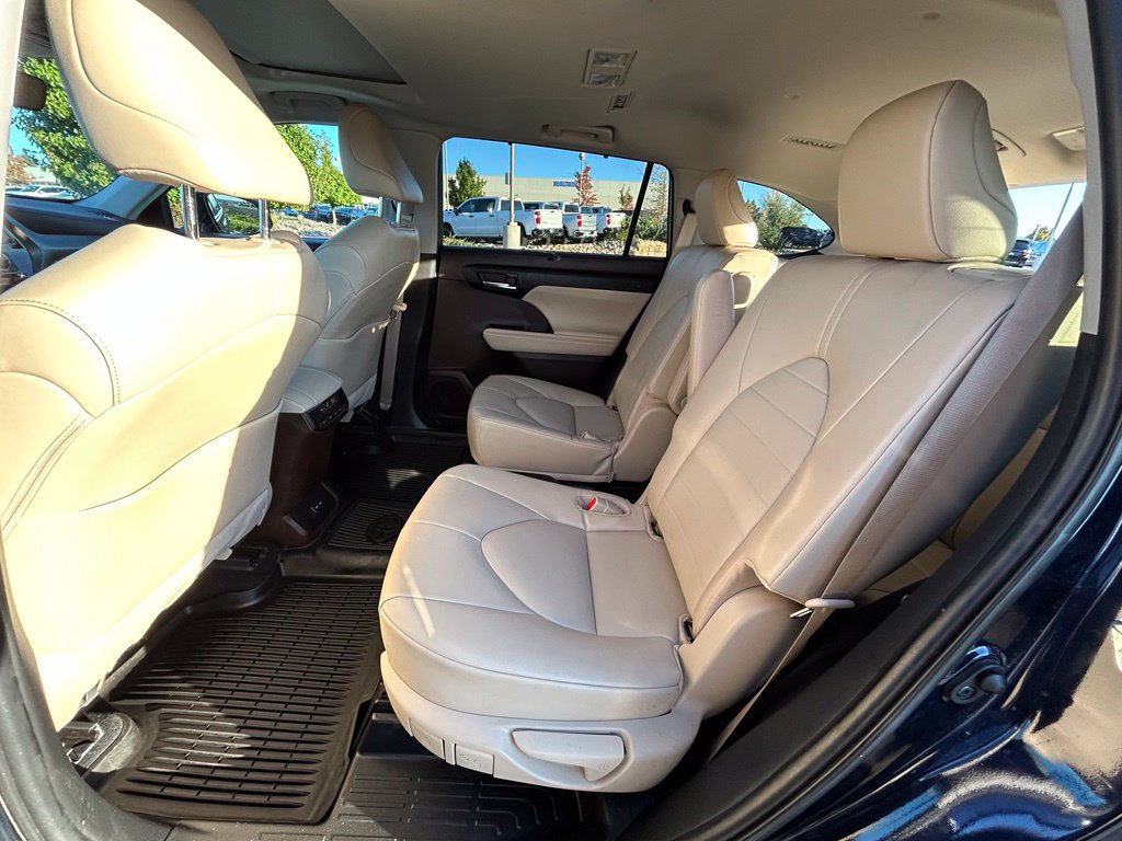 Used 2022 Toyota Highlander XLE AWD/4WD image 28