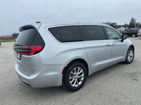 New 2026 Chrysler Pacifica Select AWD/4WD image 5