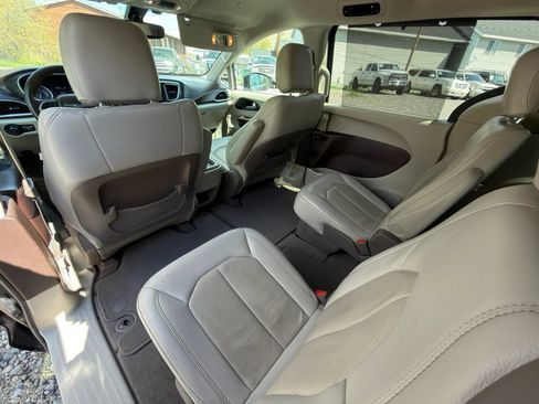 Used 2020 Chrysler Pacifica Touring-L FWD image 25