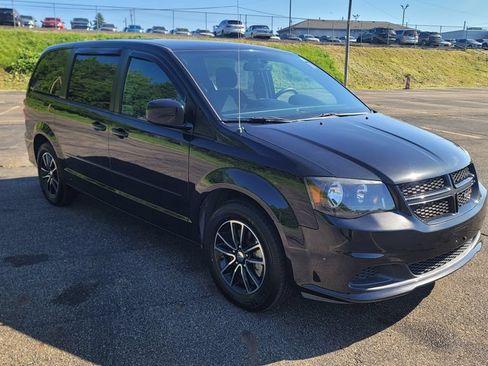 Used 2016 Dodge Grand Caravan SE FWD image 16