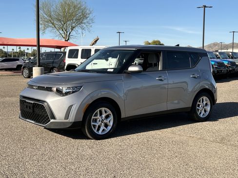 Used 2025 Kia Soul LX image 2