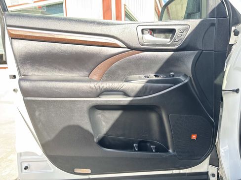 Used 2016 Toyota Highlander Limited image 18