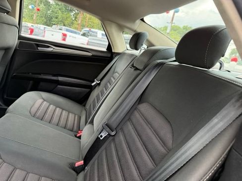 Used 2018 Ford Fusion SE w/ Fusion SE Technology Package FWD image 21