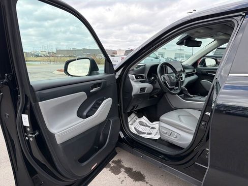 Used 2023 Toyota Highlander XLE image 23