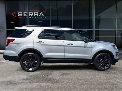 Used 2017 Ford Explorer XLT w/ Equipment Group 202A AWD/4WD image 6