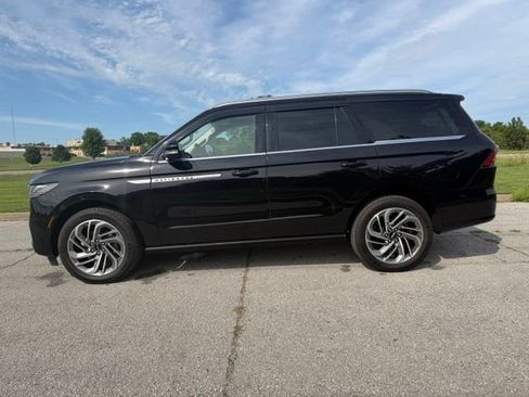 Used 2025 Lincoln Navigator Reserve AWD/4WD image 11