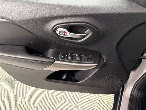 Used 2020 Jeep Cherokee Latitude w/ Cold Weather Group FWD image 10