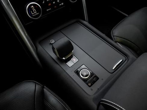 New 2026 Land Rover Discovery Limited Edition AWD/4WD image 33