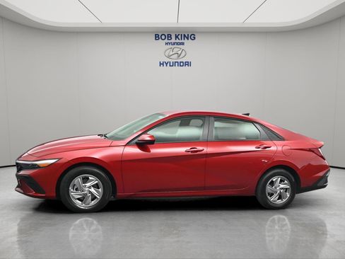 New 2026 Hyundai Elantra SE FWD image 3