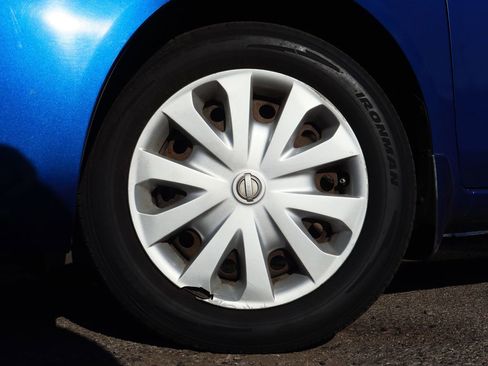 Used 2012 Nissan Versa SV image 5