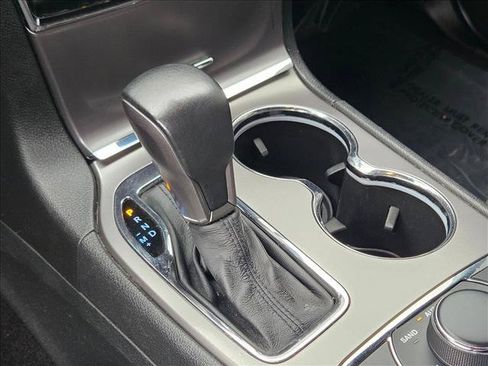 Used 2019 Jeep Grand Cherokee Laredo AWD/4WD image 17