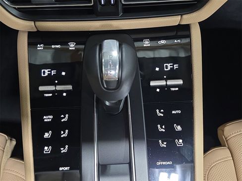 Used 2024 Porsche Macan image 19