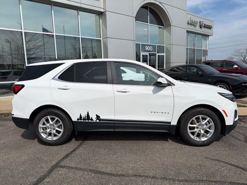 Used 2024 Chevrolet Equinox LT FWD image 2