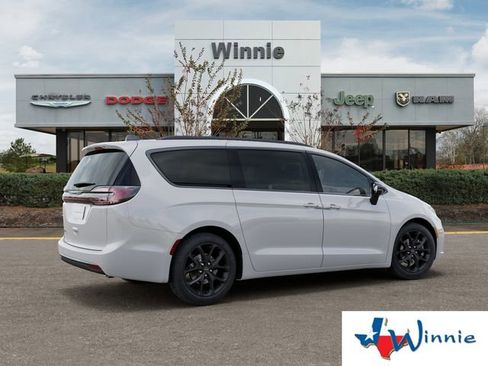 New 2026 Chrysler Pacifica Select image 4