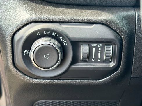 Used 2022 Jeep Wrangler Unlimited Sahara w/ LED Lighting Group AWD/4WD image 31