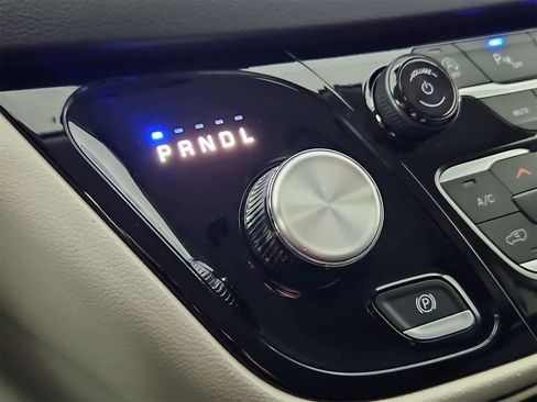 Used 2024 Chrysler Pacifica Touring-L image 32