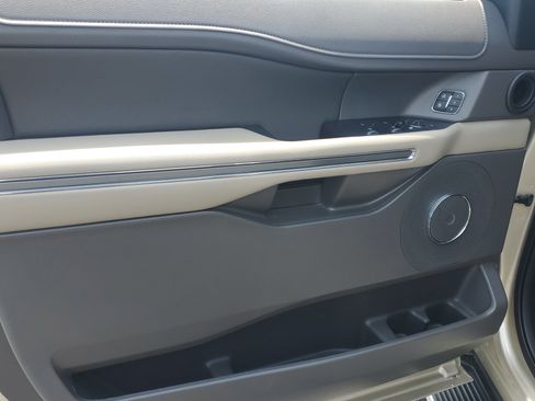 Used 2018 Ford Expedition XLT w/ Equipment Group 202A RWD image 21