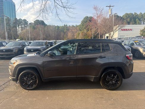 Used 2023 Jeep Compass Altitude image 4