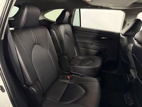 Used 2025 Toyota Highlander XLE FWD image 17