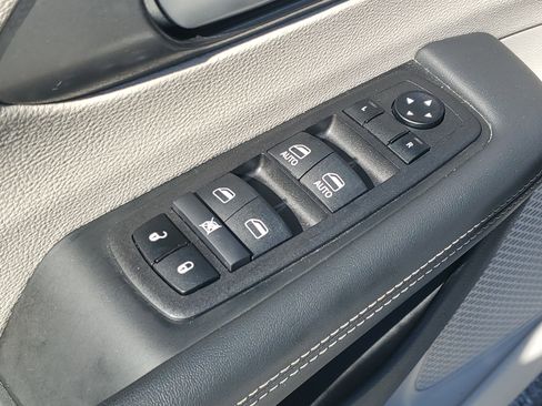 Used 2024 Chrysler Pacifica Touring-L FWD image 11
