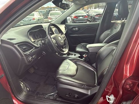 Used 2019 Jeep Cherokee Trailhawk w/ Cold Weather Group image 10