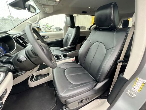 Used 2024 Chrysler Pacifica Touring-L FWD image 11
