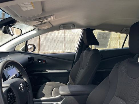 Used 2022 Toyota Prius LE image 11
