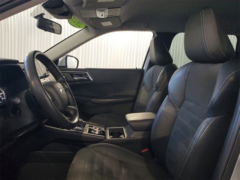 Used 2023 Mitsubishi Outlander SE image 16