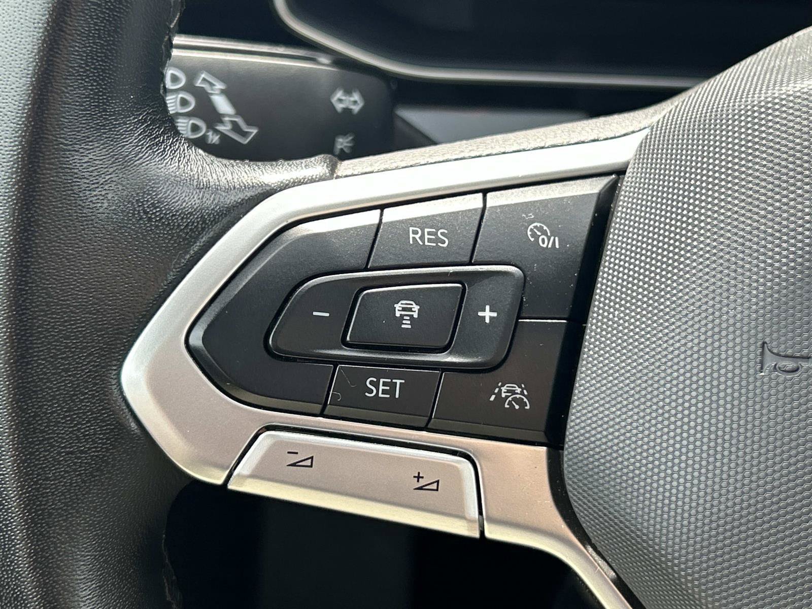 Used 2025 Volkswagen Jetta SEL FWD image 21