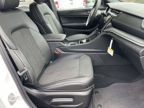 New 2025 Jeep Grand Cherokee Altitude image 33