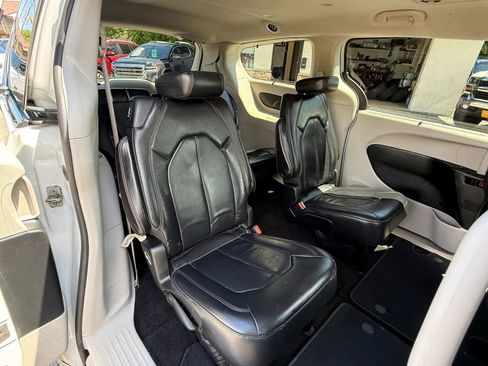 Used 2018 Chrysler Pacifica Touring-L FWD image 20