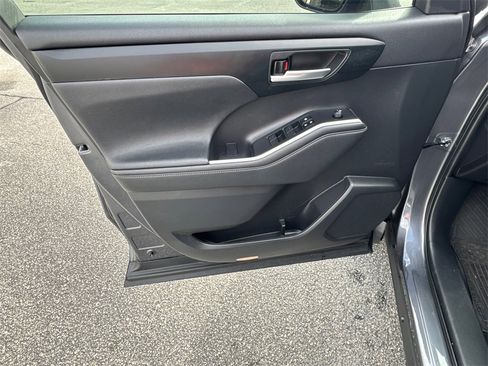 Certified 2023 Toyota Highlander XLE image 10
