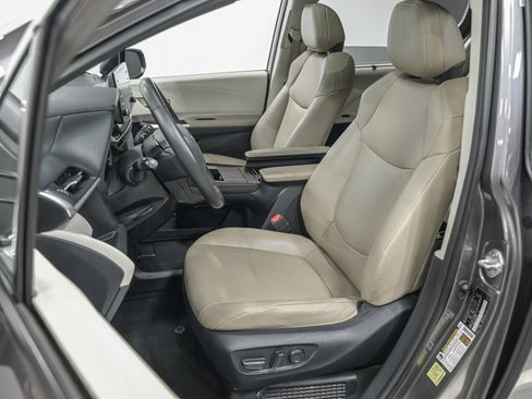 Used 2024 Toyota Sienna XLE FWD image 15