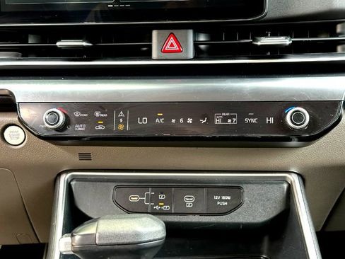 Used 2025 Kia Carnival LX FWD image 18
