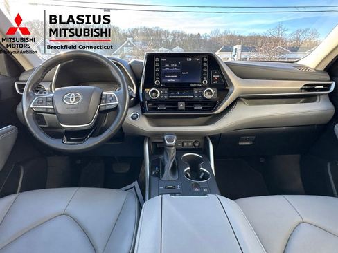 Used 2021 Toyota Highlander XLE image 25