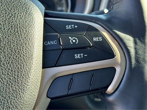 Used 2015 Jeep Cherokee Limited image 17