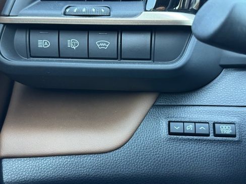 Certified 2025 Toyota Crown Signia image 31