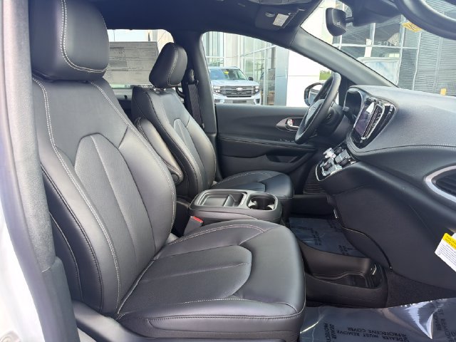 New 2027 Chrysler Pacifica Select FWD image 30