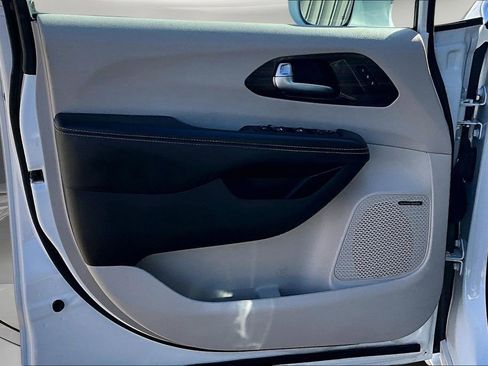 Used 2022 Chrysler Pacifica Limited image 20