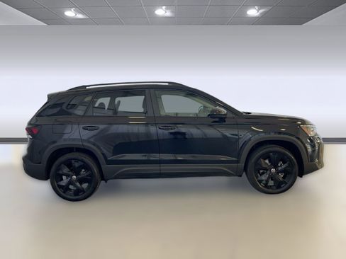 New 2026 Volkswagen Taos SE image 8