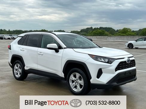Used 2021 Toyota RAV4 LE image 1