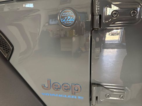 Used 2024 Jeep Wrangler Unlimited AWD/4WD image 94