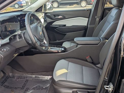 Used 2025 Chevrolet Trax LT w/ LT Convenience Package image 16