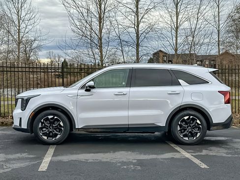 Used 2024 Kia Sorento S image 6